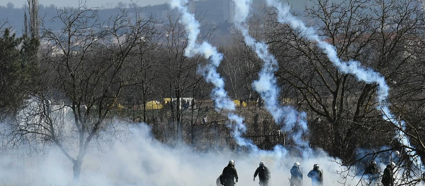 Πολεμικές ιαχές από τους αλλοδαπούς στον Έβρο: Προσπαθούν να γκρεμίσουν τον φράχτη